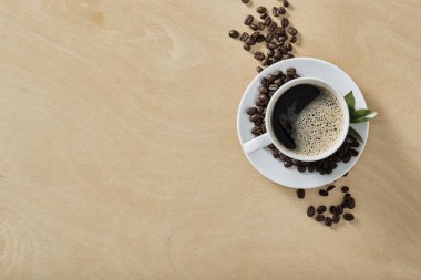 Kopya alanı ile ahşap masa kahve fincan. Üstten görünüm.