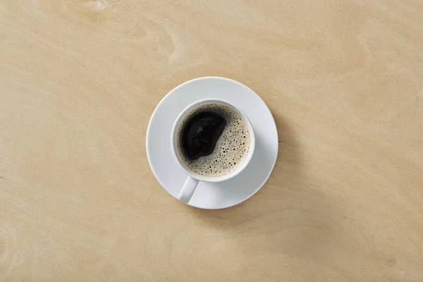 Filiżanka kawy na drewnianym stole z miejsca kopii. Widok z góry. — Zdjęcie stockowe
