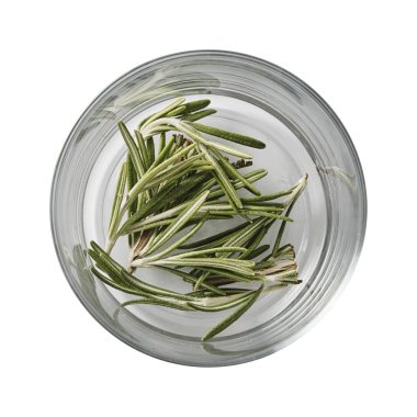 Biberiye cam kase içinde. Malzemeler yemek pişirmek için hazırlanıyor. Beyaz arka plan üzerinde izole. Üstten görünüm.