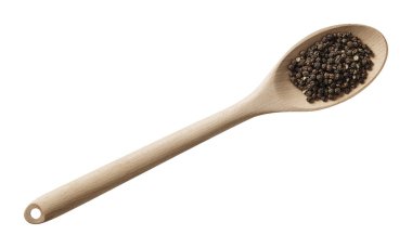 Tahta kaşık karabiber. Malzemeler yemek pişirmek için hazırlanıyor. Beyaz arka plan üzerinde izole. Üstten görünüm.