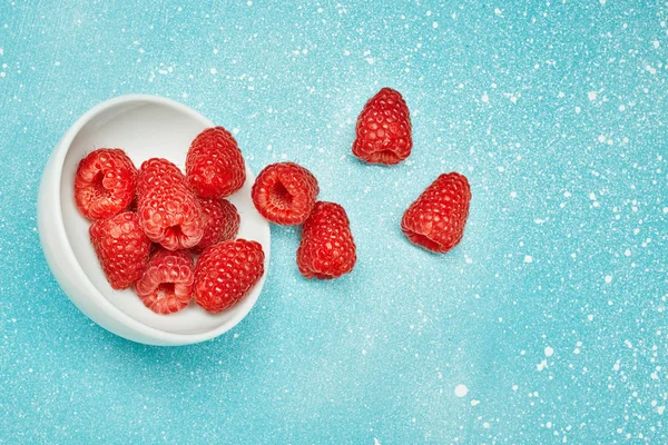 Verse rode framboos op kleur achtergrond. Ingrediënten voor het koken. Bovenaanzicht. — Stockfoto