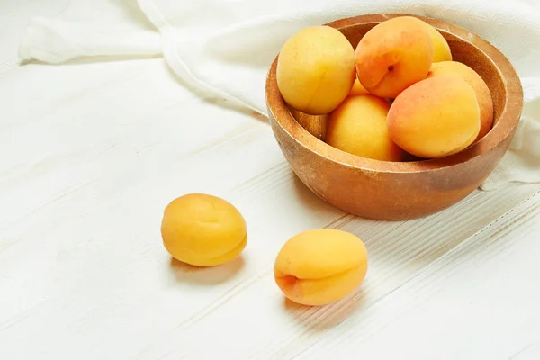 Зрізати органічні абрикоси з листям на кольоровому столі. Складові для приготування їжі . — стокове фото