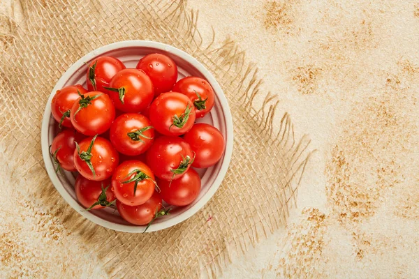 Tomates cereja vermelhos frescos em tigela sobre fundo de madeira com guardanapo têxtil. Ingredientes para cozinhar . — Fotografia de Stock