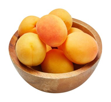 Beyaz arka plan üzerinde izole ahşap kase taze olgun kayısı. Yemek pişirmek için malzemeler. Üstten görünüm.