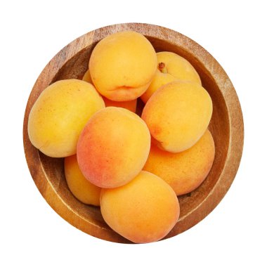 Beyaz arka plan üzerinde izole ahşap kase taze olgun kayısı. Yemek pişirmek için malzemeler. Üstten görünüm.