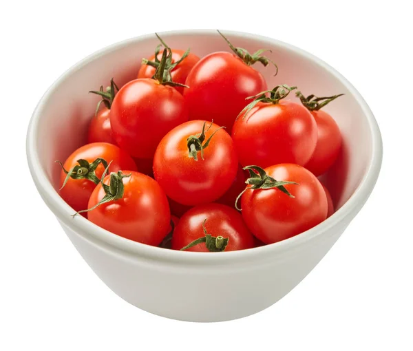 Tomates fraîches mûres dans un bol en céramique isolé sur fond blanc avec des feuilles vertes. Ingrédients pour la cuisine. Vue du dessus . — Photo