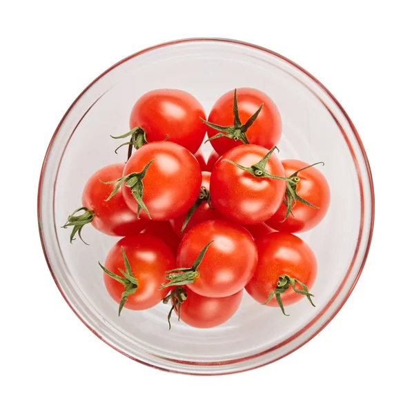 ガラスのボウル緑の葉と白い背景で隔離の新鮮な完熟トマト。料理の食材。トップ ビュー. — ストック写真