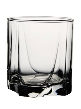 Beyaz arka plan üzerinde izole viski için boş bardak.