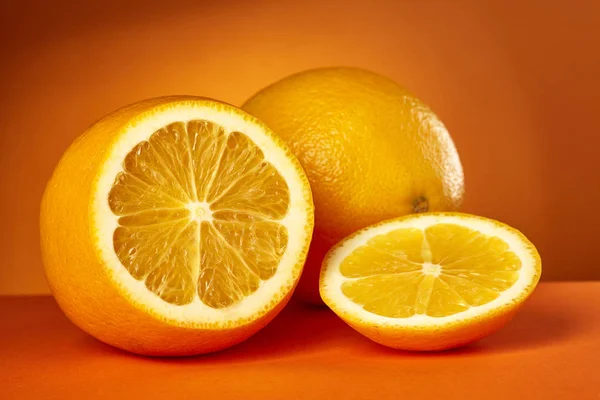 Świeże owoce pomarańczowy na kolor tła. — Zdjęcie stockowe