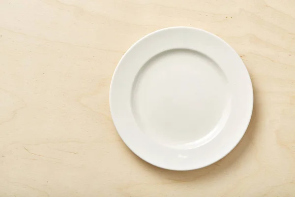 Empty plate on wooden table. — Stock Photo, Image