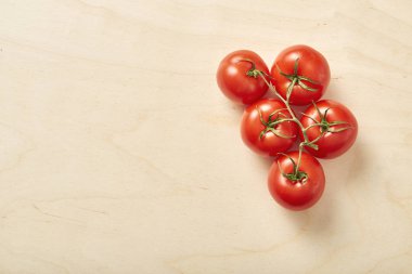 Ahşap masa üzerinde ham domates. 