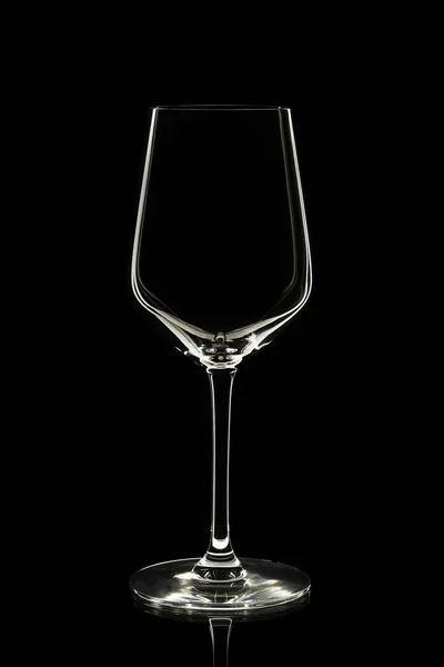 Άδειο ποτήρι κρασιού σε μαύρο φόντο. — Φωτογραφία Αρχείου