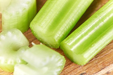 Makro kereviz Ahşap Doğrama tahtası üzerinde dilimlenmiş.. 