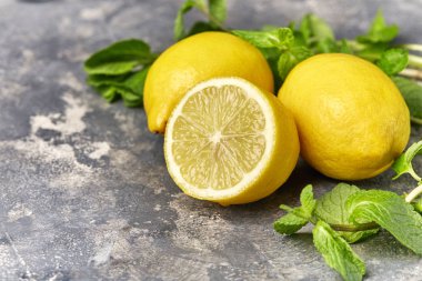 Taze yeşil nane ve limon masada. 