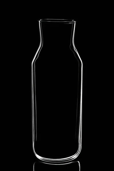 Tomma glasflaska isolerad på svart backgtound. — Stockfoto