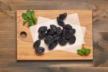 Kuru erik yeşil yaprak. 