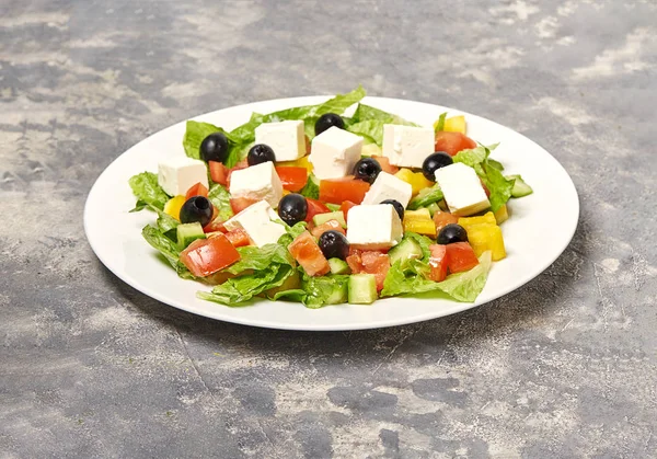 Geek salade op tafel met freesh groenten. — Stockfoto