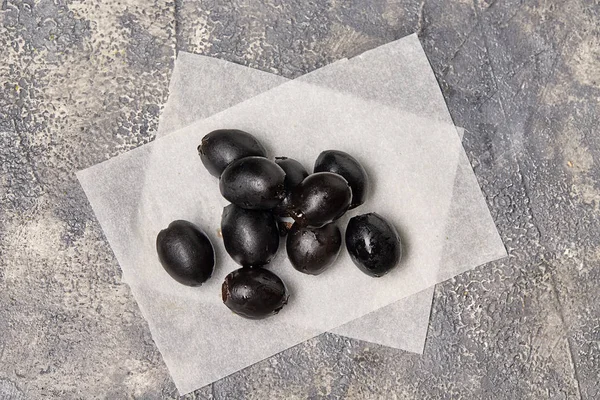 Aceitunas negras en la mesa de la cocina . —  Fotos de Stock