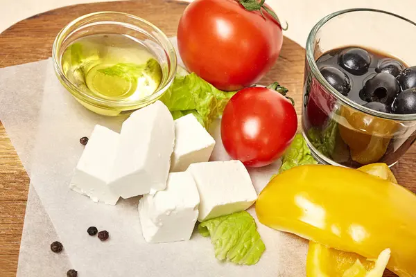 Ingredientes para ensalada griega en tabla de cortar de madera . — Foto de Stock