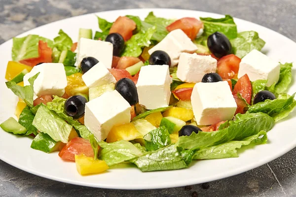 Geek salade op tafel met freesh groenten. — Stockfoto