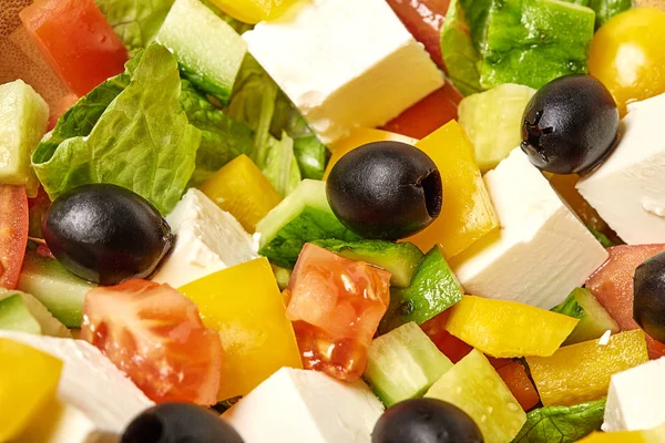 Ensalada griega con verduras frescas y queso feta . — Foto de Stock