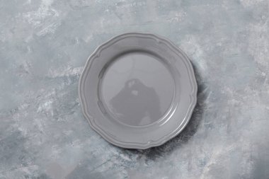 Beton zemin üzerine gri boş levha. 