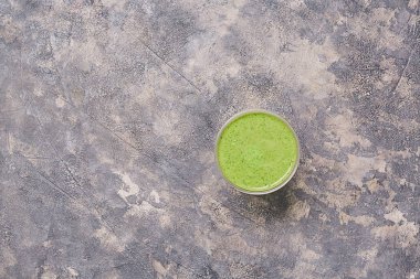 Bir fincan ıspanak. Smoothie hazırlık süreci. Üstten Görünüm.