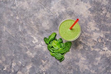 Bir fincan ıspanak. Smoothie hazırlık süreci. Üstten Görünüm. 