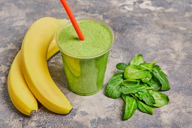 Bir fincan ıspanak ile muz. Smoothie hazırlık süreci. 