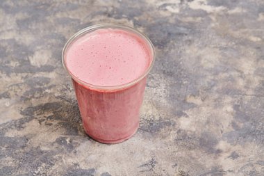 Taze pembe meyve yüzlü ya da muzlu süt Kupası. 