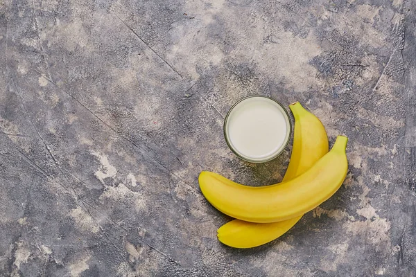 Banan z szklanki mleka. Widok z góry. Miejsca na tekst. — Zdjęcie stockowe