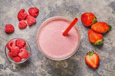 Yaz smoothies çilek, ahududu gri arka plan üzerinde. 