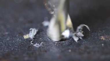 Matkap metall aracı ile. Makro.