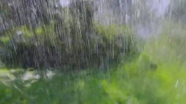 Su jeti. Uçan damlalar. Yavaş çekim.
