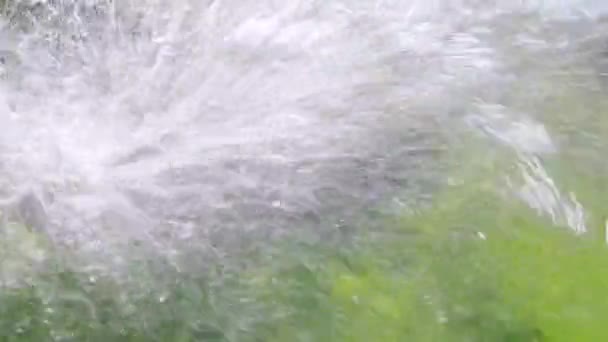 Jet d'eau. Des gouttes volantes. Mouvement lent . — Video