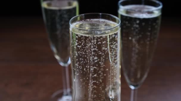 Genomskinligt glas champagne med bubbel. — Stockvideo