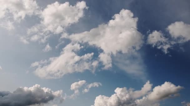 Modrá obloha s bílými mraky. — Stock video
