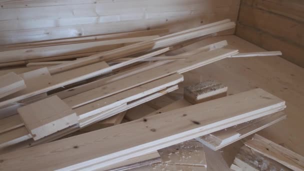 Recorte de tableros de construcción en madera en el suelo . — Vídeo de stock