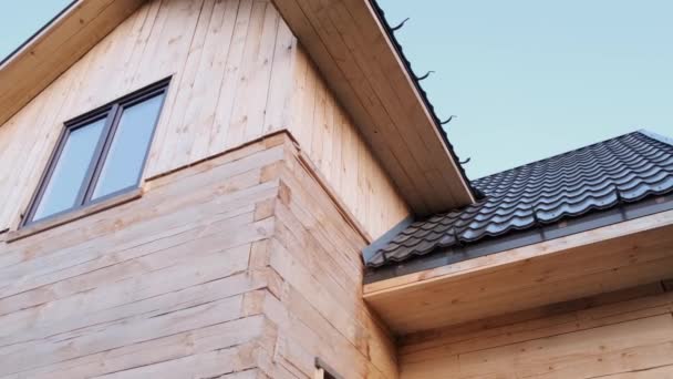 Pared, ventanas, techo de la casa está hecha de troncos de madera . — Vídeos de Stock