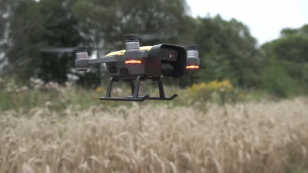 Quadrocopter-Drohne im Nahflug über dem Boden. — Stockvideo