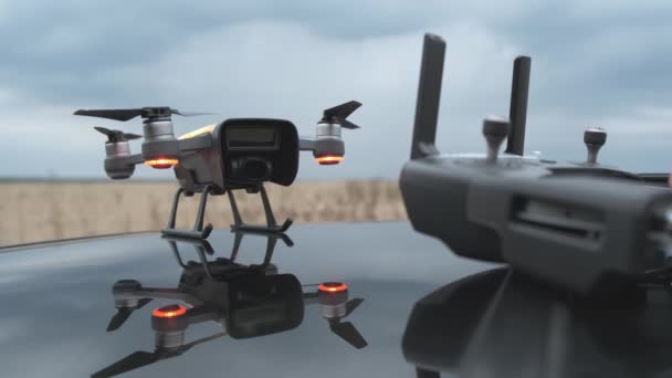 Quadcopter drone close-up vliegen boven de grond. — Stockvideo
