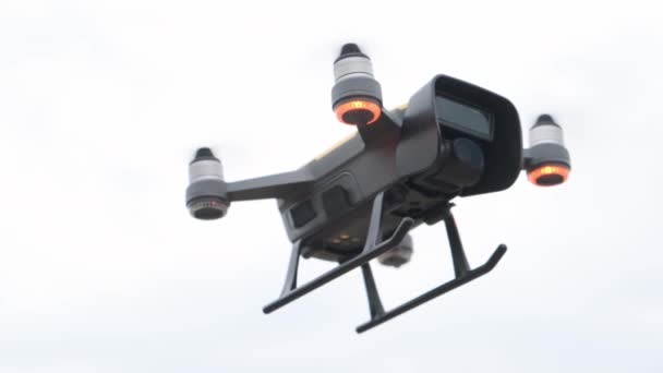 Drona Quadcopter zboară de aproape deasupra solului . — Videoclip de stoc