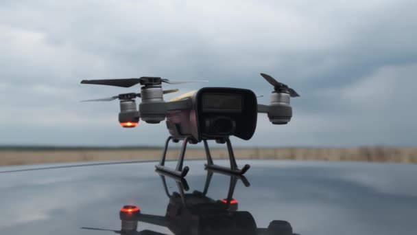 Quadrocopter-Drohne im Nahflug über dem Boden. — Stockvideo