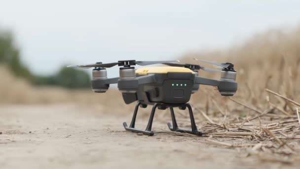 Quadcopter drone közelről repül a föld felett. — Stock videók