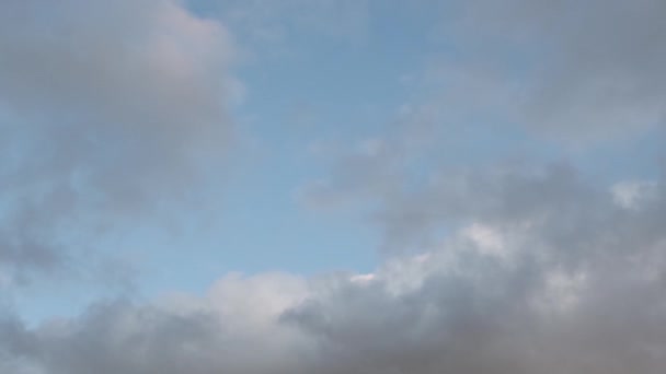 Gyönyörű kék ég felhők háttérben. Nappali fény. — Stock videók