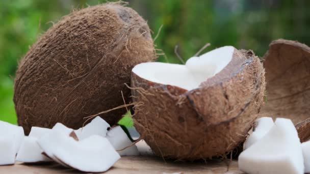 Verter leche fresca de coco sobre una mesa de madera . — Vídeos de Stock