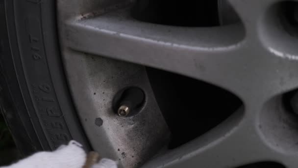 Bil kompressor tråd för pumpning i ett bildäck på en skiva. — Stockvideo