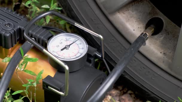 Kompressordraht für das Pumpen in einen Autoreifen auf einer Scheibe. Pumpprozess. — Stockvideo