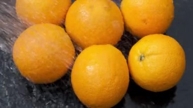 Taze portakal üzerine su sıçraması.