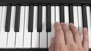 Piyanist, el piyano çalıyor. Müzik.